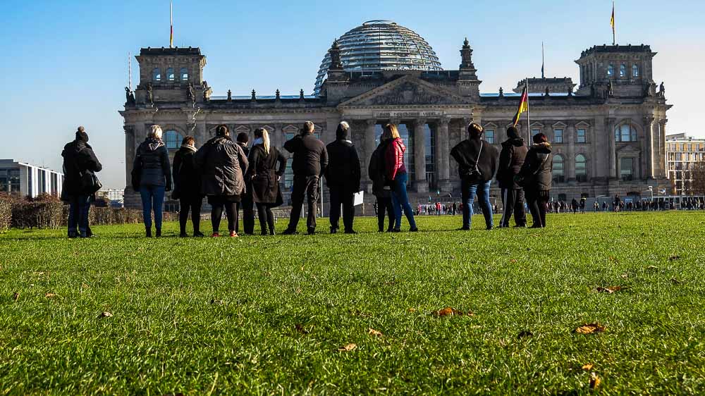 Touristen am Reichstag Berlin