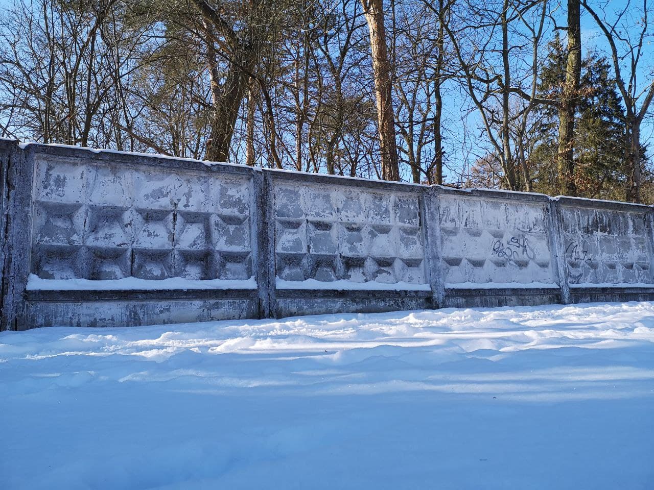 typische sowjetische Mauer in Beelitz Heilstätten