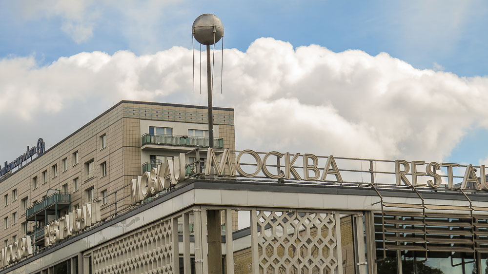 Cafe Moskau mit Sputnik Karl Marx Allee Berlin