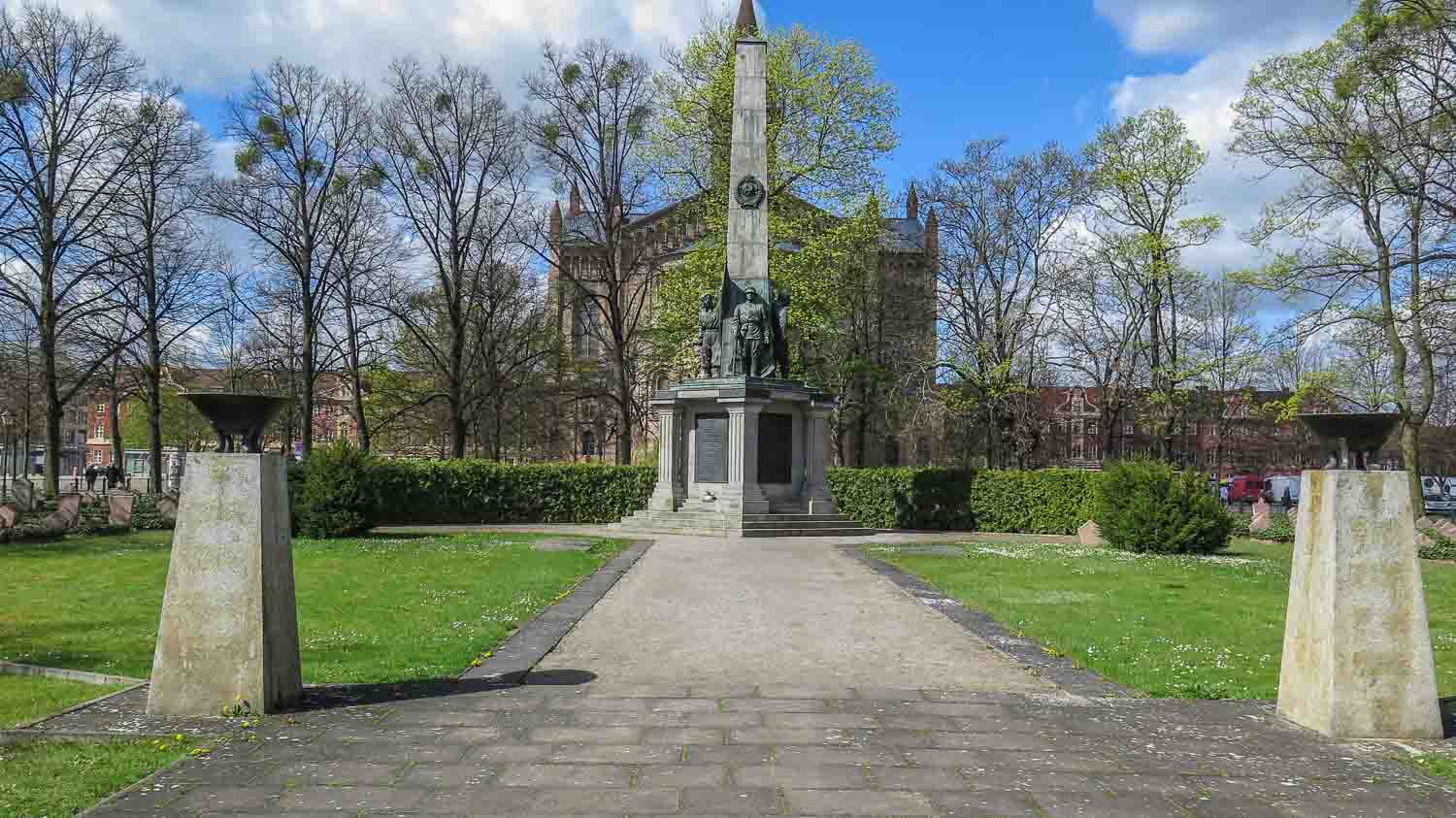 sowjetischer ehrenfriedhof bassinplatz potsdam