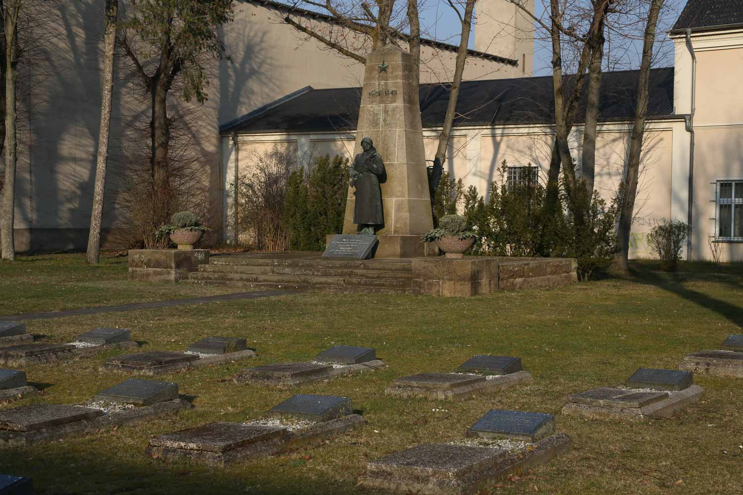 Gräber auf dem Sowjetischen Ehrenfriedhof in Kyritz_