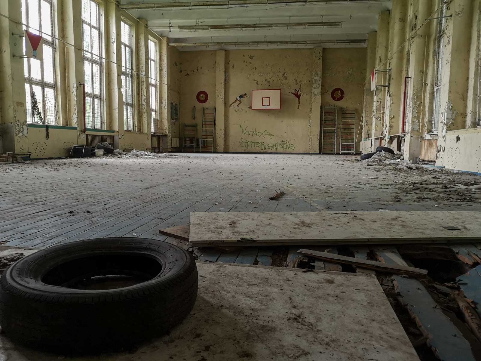 Sporthalle verlassene sowjetische Schule